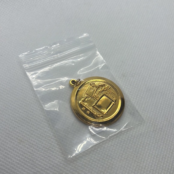 VINTAGE TECHNOLOGY TV PRODUCTION PENDANT CHARM GOLD TONE - Picture 8 of 9